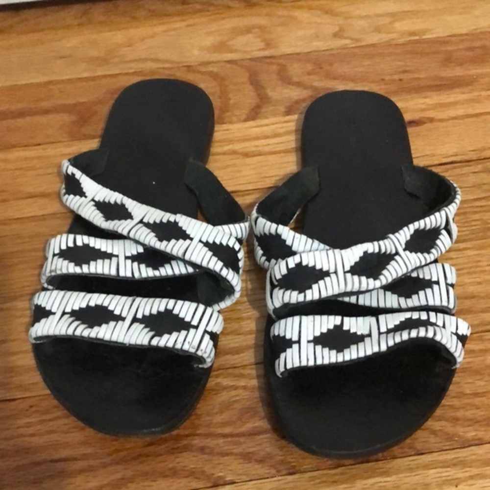 Urban outfitters white and black‎ slip on sandals women’s size 7